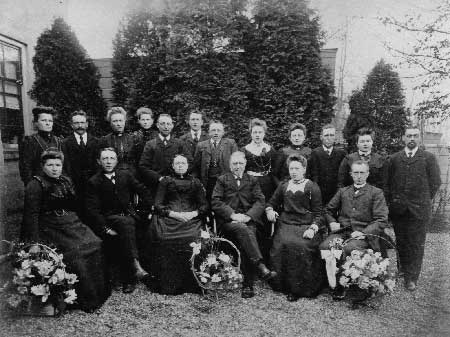 klik voor foto groot formaat met daarbij de namen van de betreffende personen